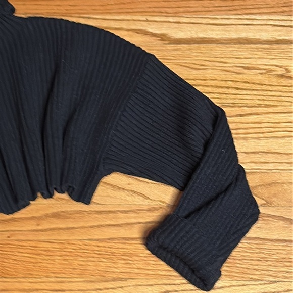 Zara cropped black turtleneck ribbed sweater
Sz S - Picture 5 of 8